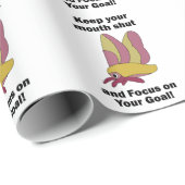 Pastellrosa und gelbe Rosy Maple Moth Geschenkpapier (Rolleneckpunkt)