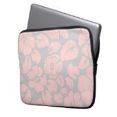 Pastellrosa und Graue Blumenmonogramm Laptopschutzhülle (Vorderseite Links)