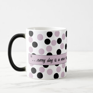 Pastellrosa und schwarze Polka Dots Getränke Tasse