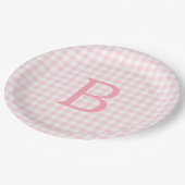Pastellrosa und Weiße Gingham Monogram Pappteller (Schrägansicht)