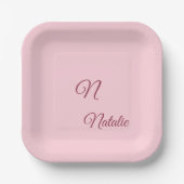 Pastellrosa Vollfarbe mit Monogramm  Pappteller (Vorderseite)