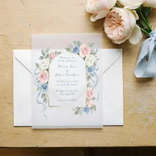 Pastellrosa, weiße und blaue Rosen und Bogen mit B Pergament Einladungen