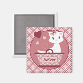 Pastellrosafarbener Korb mit niedlichem, weißem Kä Magnet (Vorderseite/Rückseite)