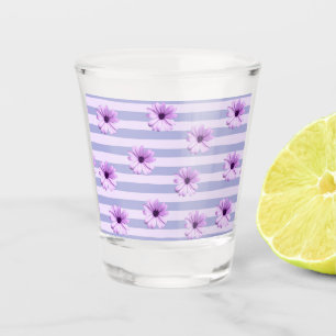 Pastellstreifen-Muster mit Daisis Schnapsglas
