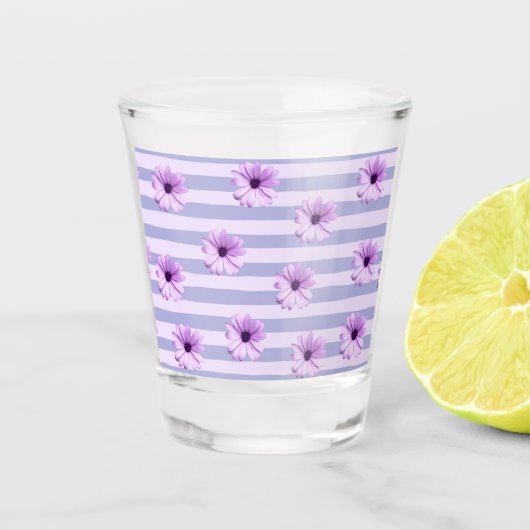 Pastellstreifen-Muster mit Daisis Schnapsglas (Vorderseite)