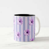 Pastellstreifen-Muster mit Daisis Zweifarbige Tasse (VorderseiteRechts)