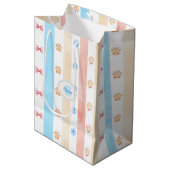 Pastellstreifen - Paw-Prints, blaue Blume, rosa Bo Mittlere Geschenktüte (Vorderseite Schrägansicht)