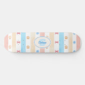 Pastellstreifen - Paw-Prints, blaue Blume, rosa Bo Skateboard (Horizontal)