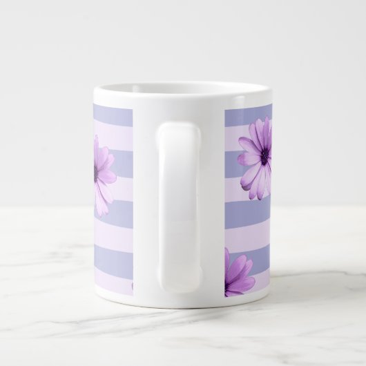 Pastellstreifenmuster mit Gänseblümchen Jumbo-Tasse (Rückseite)