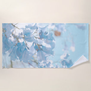 Pastellweiche Blaue Jacaranda-Baum-Blüten Strandtuch