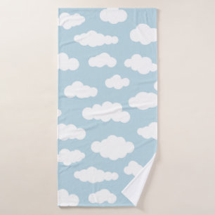 Pastellwolken Ästhetisches Baby Blau und Weiß  Badehandtuch