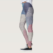 Pastellwürfel und Hexagonmuster im Hintergrund Leggings (Links)