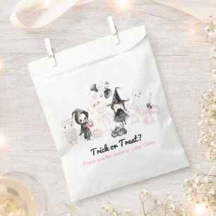 Pastelrosa Mädchen zwischen dem Geburtstag Geschenktütchen