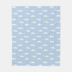 Pastelwolken auf hellblauen fleecedecke