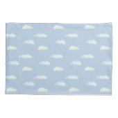 Pastelwolken auf hellblauen kissenbezug (Rückseite)