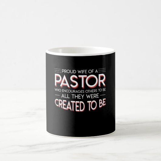 Pastor-Ehefrau regt andere an, die geschaffen Kaffeetasse (Mittel)