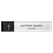 Pastor Moderne Minimal Cross Black and White Churc Namensplakette (Vorderseite)