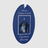Pastor und Ehefrau Weihnachten Segen Manger on Blu Ornament (Vorderseite)