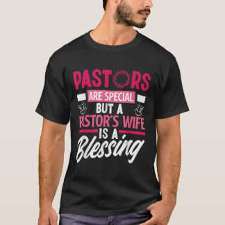 Pastoren sind besonders, aber eine Pastor-Ehefrau  T-Shirt