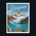 Patagonia Vintag Postkarte<br><div class="desc">Eine atemberaubende und nostalgische Darstellung von Patagonien, einer riesigen und atemberaubenden Region, die Argentinien und der Chile teilen, die für ihre dramatischen Landschaften, die mächtigen Berge und die einzigartigen Ökosysteme bekannt ist. Das Design vereint die raue Schönheit dieser Wildnis mit seinen berühmten Sehenswürdigkeiten wie dem Fitz Roy, den gletscherischen Seen...</div>