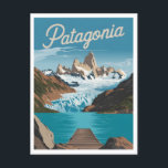 Patagonia Vintag Postkarte<br><div class="desc">Eine atemberaubende und nostalgische Darstellung von Patagonien, einer riesigen und atemberaubenden Region, die Argentinien und der Chile teilen, die für ihre dramatischen Landschaften, die mächtigen Berge und die einzigartigen Ökosysteme bekannt ist. Das Design vereint die raue Schönheit dieser Wildnis mit seinen berühmten Sehenswürdigkeiten wie dem Fitz Roy, den gletscherischen Seen...</div>