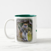 Patas Monkey auf Weiß Zweifarbige Tasse (Links)