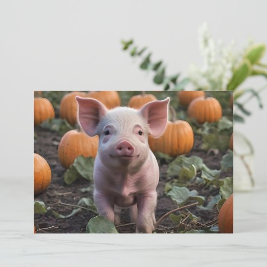 **"Patch of Joy: A Happy Baby Pig Under Pumpkins"* Einladung (Stehend Vorderseite)