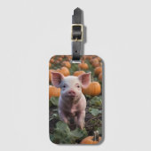**"Patch of Joy: A Happy Baby Pig Under Pumpkins"* Gepäckanhänger (Vorderseite Vertikal)