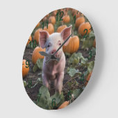 **"Patch of Joy: A Happy Baby Pig Under Pumpkins"* Große Wanduhr (Winkel)