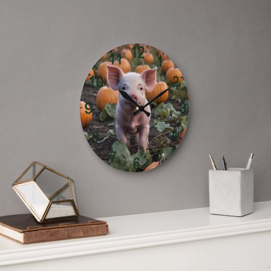 **"Patch of Joy: A Happy Baby Pig Under Pumpkins"* Große Wanduhr (Büro)