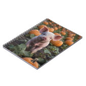 **"Patch of Joy: A Happy Baby Pig Under Pumpkins"* Notizblock (Linke Seite)