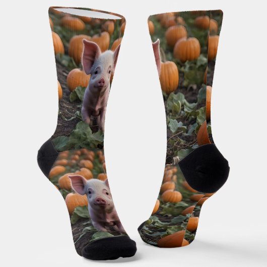 **"Patch of Joy: A Happy Baby Pig Under Pumpkins"* Socken (Gewinkelt)