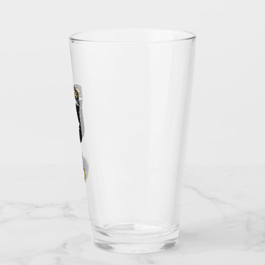 Patch "Screaming Eagles" der 101. Im Flugzeug Divi Glas (Links)