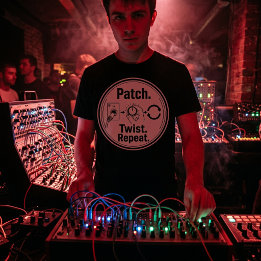 Patch Twist Repeat. – Modular-Synthesizer T-Shirt
