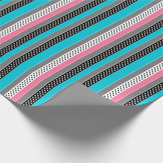 Patchwork aus mehrfarbigen Streifen aus Stoff i Geschenkpapier (Ecke)