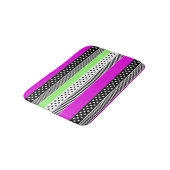 Patchwork aus schwarz-weiß und neonfarbenen Streif Badematte (Schrägansicht)