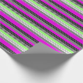 Patchwork aus schwarz-weiß und neonfarbenen Streif Geschenkpapier (Ecke)