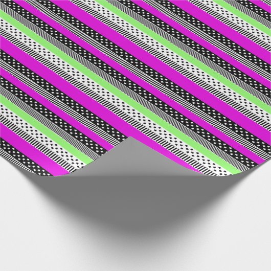 Patchwork aus schwarz-weiß und neonfarbenen Streif Geschenkpapier (Ecke)