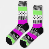 Patchwork aus schwarz-weiß und neonfarbenen Streif Socken (Linkes Detail)