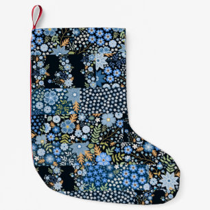 Patchwork Blaue Blumen: Nahtlose Stoffe. Kleiner Weihnachtsstrumpf