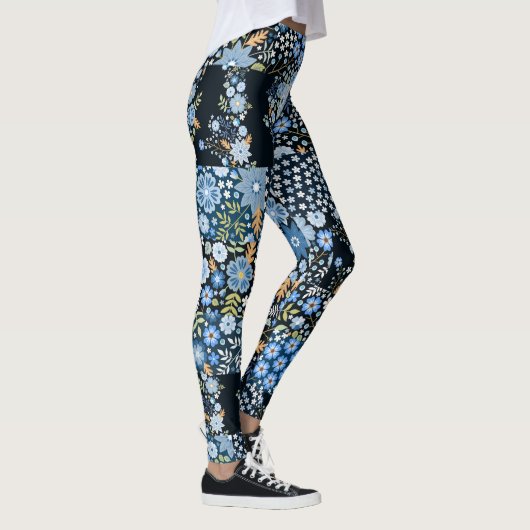 Patchwork Blaue Blumen: Nahtlose Stoffe. Leggings (Rechts)