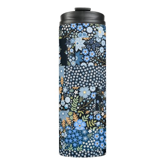 Patchwork Blaue Blumen: Nahtlose Stoffe. Thermosbecher (Vorderseite)