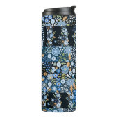 Patchwork Blaue Blumen: Nahtlose Stoffe. Thermosbecher (Nach links gedreht)