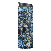 Patchwork Blaue Blumen: Nahtlose Stoffe. Thermosbecher (Nach rechts gedreht)