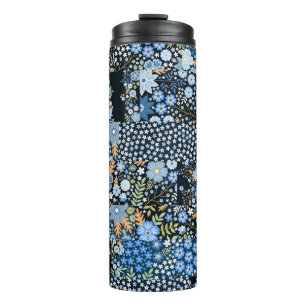 Patchwork blaue Blumen: Nahtloser Stoff. Thermosbecher