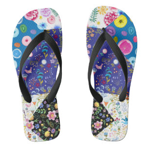 Patchwork-Blumenmuster auf schwarzem Hintergrund.  Badesandalen