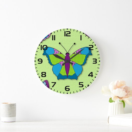 Patchwork Butterfly Pattern on Green Große Wanduhr