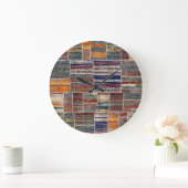 Patchwork-Collage: Mischquilt-Muster. Große Wanduhr (Zuhause)