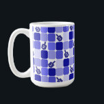 Patchwork Dreidels Kaffeetasse<br><div class="desc">Blau-weiß Flickwerk mit dreidels für jeden jüdischen Urlaub oder jede jüdische Veranstaltung.</div>