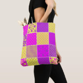 Patchwork-Hintergrund mit verschiedenen Mustern Ku Tasche (Von Nahem)